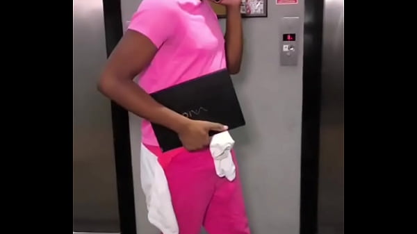 Viciado em novela quer convencer outras pessoas a assistir nem que seja no pau