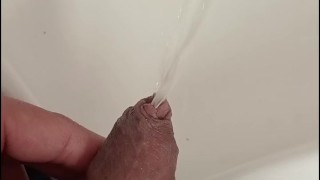 pissing desesperado en baño publico, casi me pillan primer plano, gay sumiso