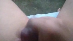 Joven se masturba y saca leche