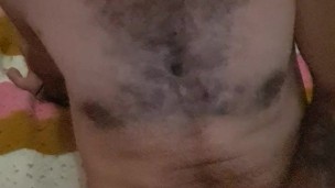 Me hago una paja mientras veo porno