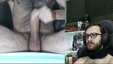 Miren esa cara de placer! Gay Argentino masturbandose y eyaculando gran carga.